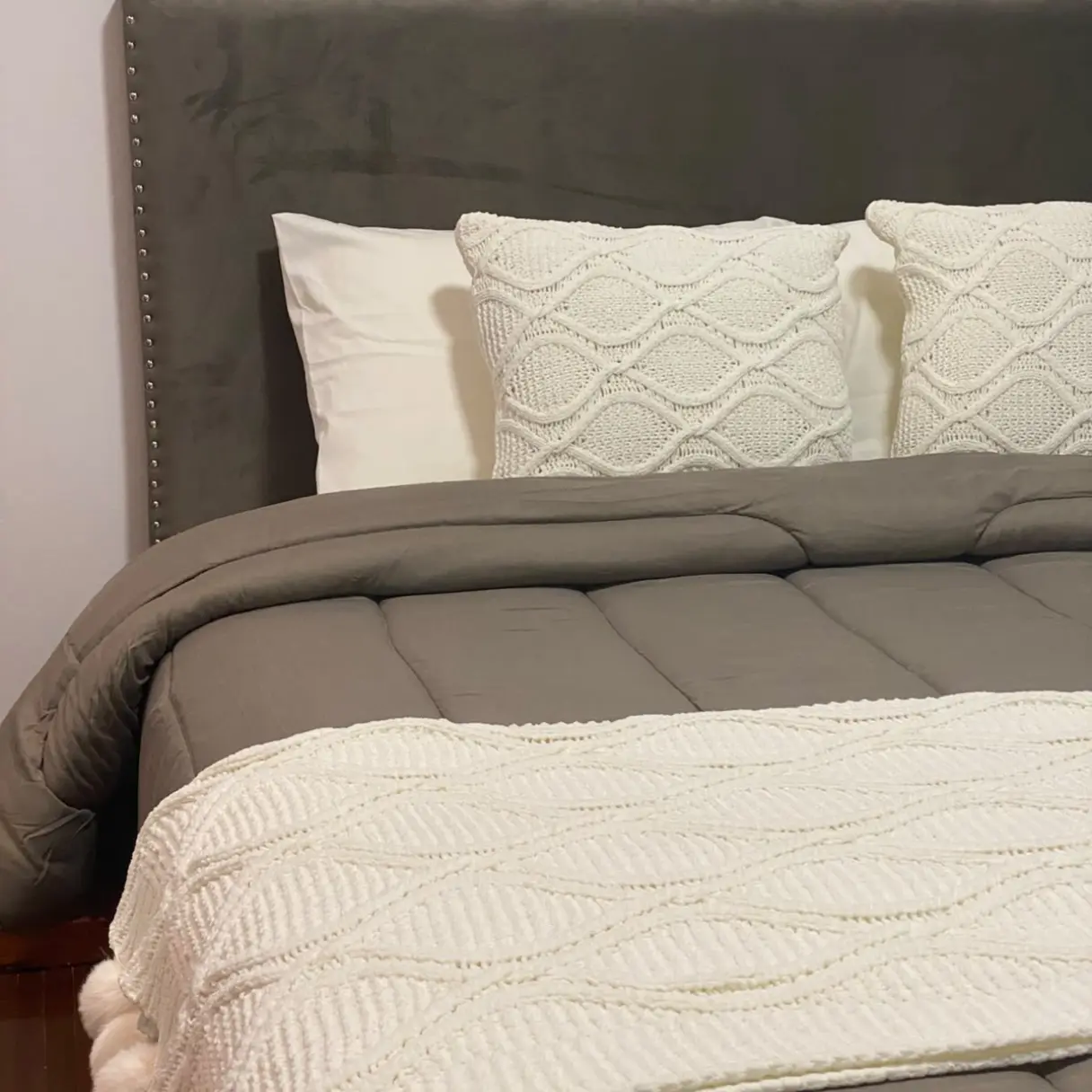 Cabecera tapizada en terciopelo gris con tachas — Entrega en Posadas | Casamia Muebles